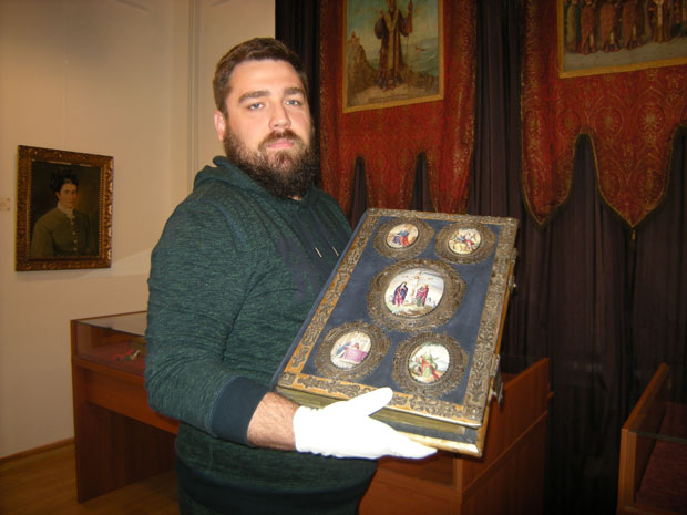 Ризница у Кикинди: Путири и иконе уз књиге исповеђених